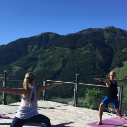 Yoga with a View!  Kostenloses Yoga & Wanderprogramm vom Hotel.